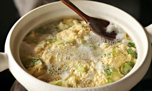 Cách nấu súp trứng vừa ngon vừa nhẹ bụng cho những ngày bận rộn