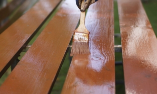 Cách phủ sơn dầu bề mặt gỗ để nội thất gỗ bền đẹp với thời gian