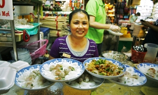 Có gì ngon ở chợ Bến Thành? Rất nhiều món ngon đang chờ bạn khám phá