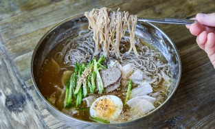 Naengmyeon - Món mì lạnh quốc dân của xứ sở kim chi
