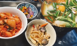 Nhã Phương chụp ảnh mì tôm khuya, dân mạng soi ra cô ăn loại ớt nửa tỷ/kg