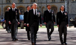 Chùm ảnh tang lễ hoàng thân Philip: Hoàng tử Harry và William lần đầu xuất hiện cùng nhau kể từ khủng hoảng Megxit