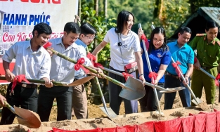 Kỳ Duyên đáp trả hài hước khi đi từ thiện nhưng được hỏi ráo riết: 'Ăn gì đẹp vậy?'