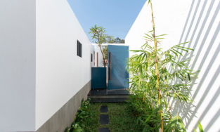 Cải tạo ngôi nhà gỗ có tuổi đời hàng thế kỷ thành văn phòng kiến trúc siêu chất