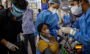 Nghẹn ngào hình ảnh con trai gọi video hát cho mẹ đang hấp hối vì Covid-19 