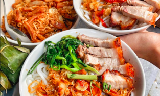 Canh bún và thịt quay: Cặp đôi đình đám của ẩm thực phố Hoè Nhai