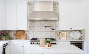 Tấm chắn nhà bếp backsplash là gì? Tại sao bếp cần có backsplash