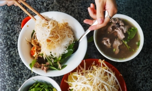 Phở khô - món phở luôn phải có 2 tô mới đủ suất nổi tiếng của Gia Lai