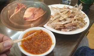 Cách nướng mực bằng lò vi sóng để làm mồi nhậu xem bóng đá siêu tốc