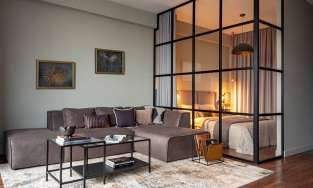 Căn hộ 43m² của cặp vợ chồng son với gam màu trung tính cùng phòng ngủ như một ốc đảo riêng tư ấm áp