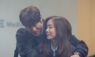 Hospital Playlist 2 tập 1: Yoo Yeon Seok và Hyun Been hẹn hò bí mật nhưng ôm nhau trước cổng viện; Jo Jung Suk bị Mido từ chối