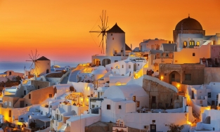 Hoàng hôn ở Santorini: Cảnh hoàng hôn lãng mạn xua tan mọi muộn phiền