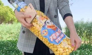 Chai bỏng ngô khổng lồ có gì đặc biệt mà người người 'săn đón' hè này?