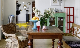 Căn hộ 78m² đẹp lạ của cặp đôi vợ là họa sĩ, chồng là nhà điêu khắc tài hoa