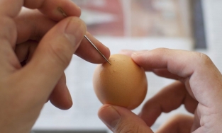 Chọc kim vào vỏ trứng trước khi luộc có tác dụng gì mà ai biết cũng làm?