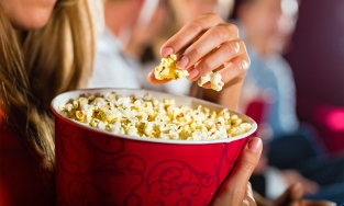 Tại sao bỏng ngô ở rạp chiếu phim đắt vẫn đông khách dù từng bị quay lưng?