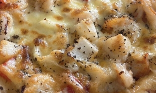 Hoàng Thuỳ Linh “giữ dáng” bằng pizza ngập topping, H'Hen Niê pha cafe sữa