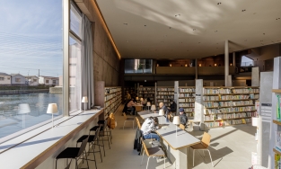 Matsubara: Thư viện độc đáo giữa ao nước tại Osaka, Nhật Bản