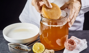 Kombucha là gì mà đã trên 2000 tuổi bỗng trở thành đồ uống thịnh hành?