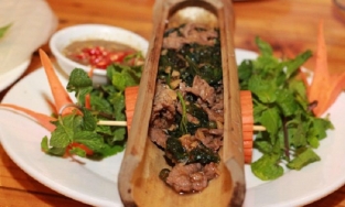 Món thịt heo nướng ống tre hấp dẫn khó chối từ của người Tây Nguyên