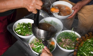 Phở Thìn có gì đặc biệt mà Á hậu Kim Duyên có thể ăn hết 2 tô một lúc?