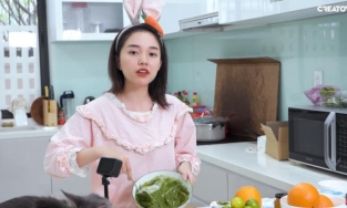 Cô em trendy Khánh Linh xơi 'tiệc' miến lươn, Linh Ngọc Đàm nấu canh 'mây bay vườn hồng'