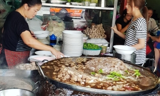 Wattana Panich, quán mì bò có nồi nước dùng hầm gần 50 năm ở Bangkok có gì đặc biệt?