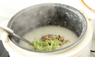 Cách nấu cháo bằng nồi cơm điện cực đơn giản mà không sợ bị tràn