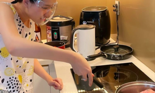 Trúc Anh 'Mắt biếc' đeo mặt nạ chiên cá, Hà Hồ hoãn ăn healthy vì món ngon