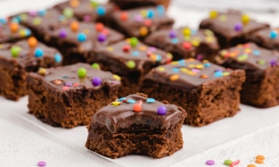 Brownies, món bánh sô cô la dễ làm và được ưa chuộng trên toàn thế giới