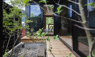 Ngôi nhà gỗ thiết kế tối giản tại Nhật với view nhìn ra cánh đồng lúa mướt xanh thơ mộng