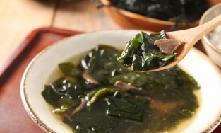 Vì sao người Hàn Quốc ăn canh rong biển vào sinh nhật?