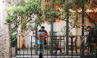 3 quán cafe tựa như thư viện cho team 'ghiền sách' tại Sài Gòn