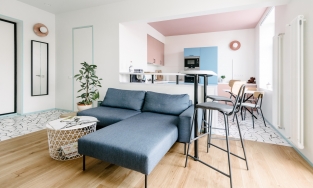 Căn hộ 57m² trẻ trung, sống động nhờ kết hợp 2 màu xanh lam và hồng phấn