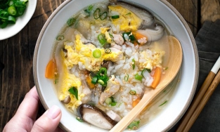 Cách làm súp gạo Zosui Nhật Bản nóng hổi để đổi bữa ngày mùa đông