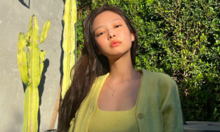 Jennie (BLACKPINK) đăng ảnh selfie mừng 3 năm solo: Lông mày không buồn kẻ vẫn đẹp xuất thần
