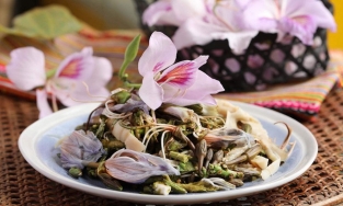 Nộm hoa ban - món nộm ẩn chứa tinh hoa ẩm thực của người Sơn La