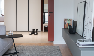 Căn hộ 80m² với sắc xám thanh lịch kết hợp tone màu gạch đất nung ấm áp