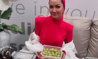 Tiểu Vy mang 1 vali bánh tráng cho Đỗ Mỹ Linh, H’Hen Niê nhận 'tiếp tế' từ Lệ Hằng 