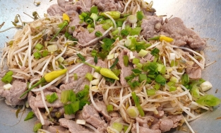 Cách làm thịt lợn xào giá đỗ ngon mà dễ, phù hợp với mâm cơm ngày bận rộn