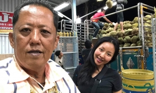 Ông bố mong có con rể nhất MXH: Làm bảng đèn led tuyển rể, hứa tặng 2 lô đất, 2 tỷ kèm vàng