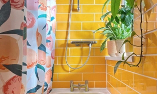 Trang trí phòng tắm bằng màu vàng rạng rỡ để cảm nhận 'mùa Đông không lạnh'