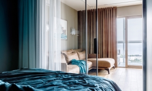 Căn hộ ven biển 70m² mát rượi với gam màu xanh lam và ấm áp nhờ nội thất gỗ 