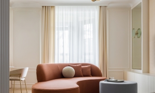 Căn hộ 106m² sở hữu bảng màu tinh tế cùng nội thất với đường cong mềm mại