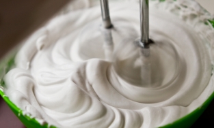 Cách làm kem tươi từ sữa tươi trắng mịn, thơm ngậy đơn giản