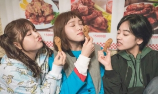 Món gà bia Chimaek, văn hóa nhậu thú vị của ẩm thực Hàn Quốc được phim lăng xê nhiệt tình,