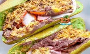 Bánh mì Huynh Hoa trình làng 'bánh mì trà xanh', giá cao hơn bản gốc