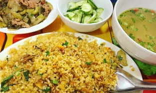 Tại sao mua cơm rang lại được tặng kèm nước phở?