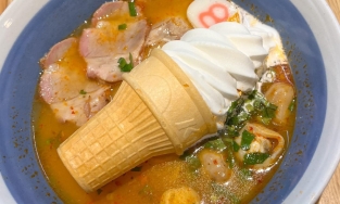 Mì ramen Tomyum ăn cùng kem ốc quế, cặp đôi lạ nhưng đang là trend ở Thái Lan