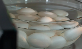 7 thực phẩm 'kỵ' lò vi sóng, trong đó có 2 loại rất nhiều người mắc phải